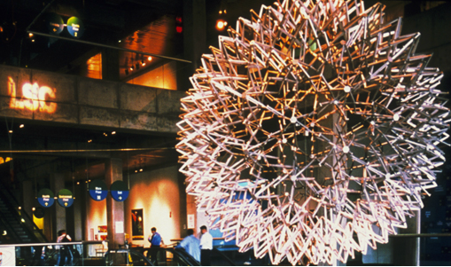 动静之间见科学：科技馆里的动态雕塑世界