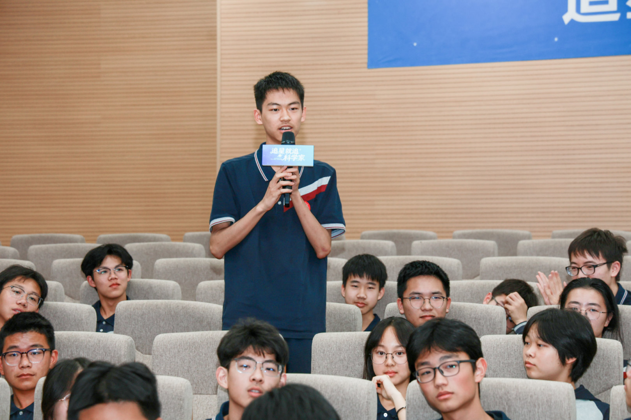 一卷胶带如何“撕”出诺贝尔奖？科学家带领学子走近二维材料