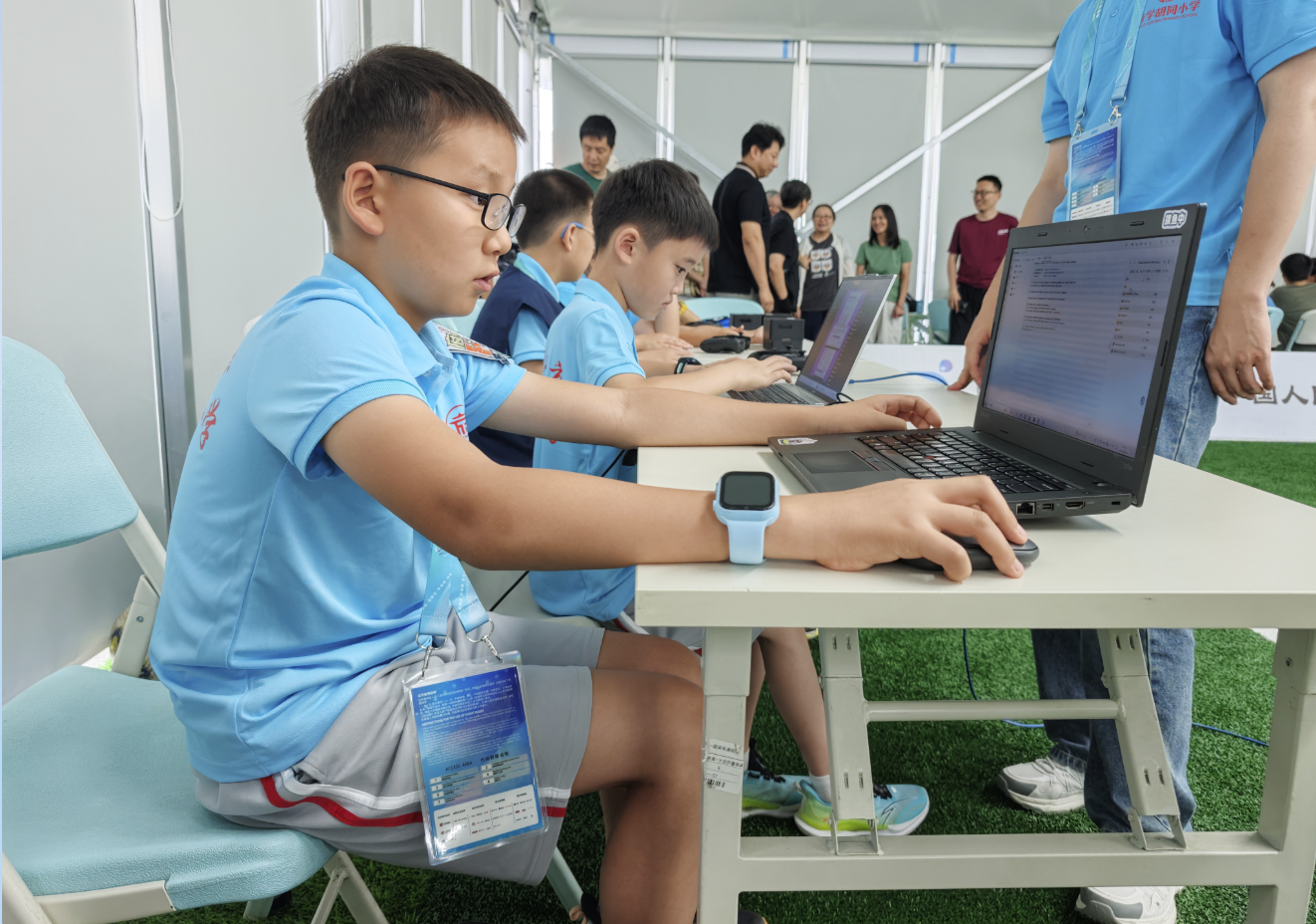 赛场纪录背后，青春熠熠发光——第二届世界人形机器人运动会侧记